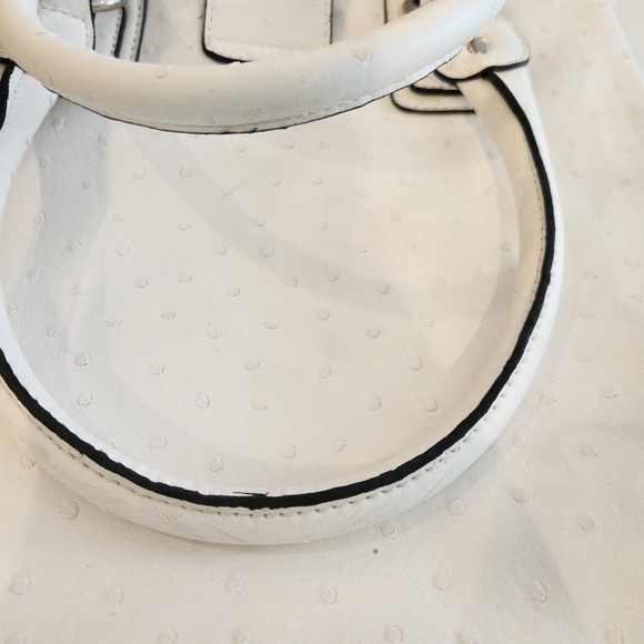 Guess white bag in preloved condition! - Picture 14 of 15
